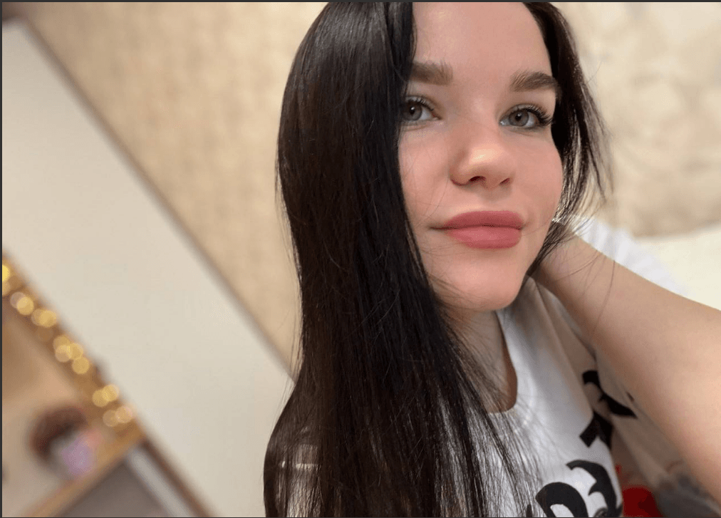 Photo of a young, attractive woman, often used in romance scam emails to lure unsuspecting victims.